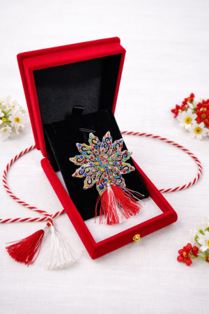 Brose ambalate elegant - Brosa floare argintie cu strasuri in cutie de catifea rosie luxury, 8.5cm