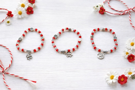 Bratara Martisor - Set 12 bratari martisor elastice cu margele cristal alb rosu si simboluri metalice 23x16 cm