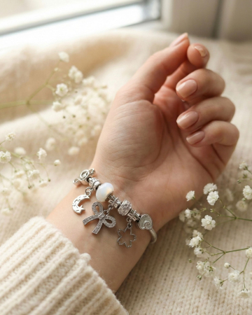 Set 12 bratari martisor icu charmuri decorative ambalaj individual 9.5x8cm [1]