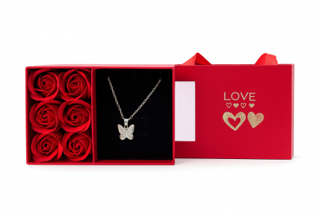 Idei de Cadouri - Cutie cadou tip punga 15x9.5x5 cm cu 6 trandafiri de sapun rosii si colier, model Love