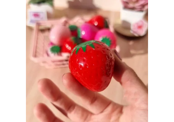 Produse pentru Buze En-gros - Balsam pentru Buze, Formă de Căpșună, 11g – Hidratare Intensă și Protecție pentru Buze, 24buc/set 