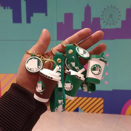 Breloc Pahar Cafea 3D din Silicon – Accesoriu Creativ cu Curea Verde si Detalii Aurii pentru Chei sau Ghiozdan,  [3]