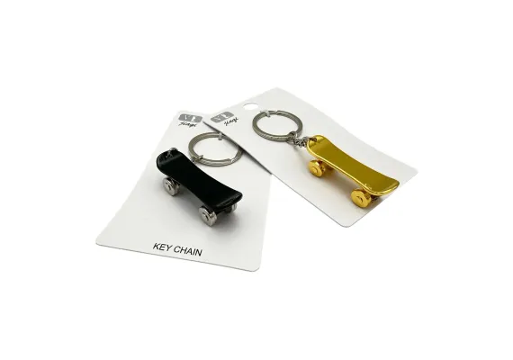 Haine si accesorii Engros - Breloc tip skateboard din inox, negru, argintiu si auriu – Accesoriu modern si rezistent pentru chei, 