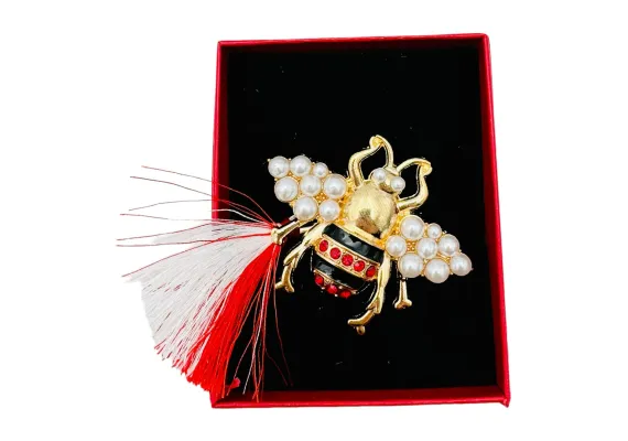 Bacanie Engros - Brosa Albinuta Stilizata, marime mare, ambalata in cutie rosie, 8.5×6.5×2.5cm,  