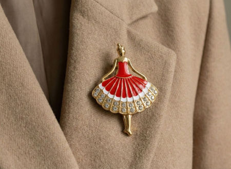 Brosa balerina eleganta 6x4 cm, finisaj auriu cu email rosu si pietre stralucitoare [3]