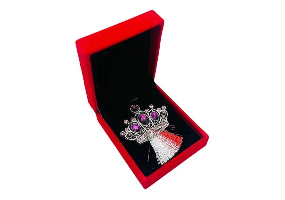 Bacanie Engros - Brosa Coroana Regala cu Cristale Mov si Ciucure Traditional pentru Martisor, in Cutie Catifelata Premium -  