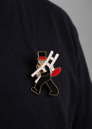 Brosa cosar 5x3 cm, finisaj auriu cu email colorat, simbol noroc cadou primavara [1]