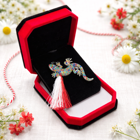 Brosa salamandra martisor cu strasuri multicolore in cutie de catifea de catifea [1]