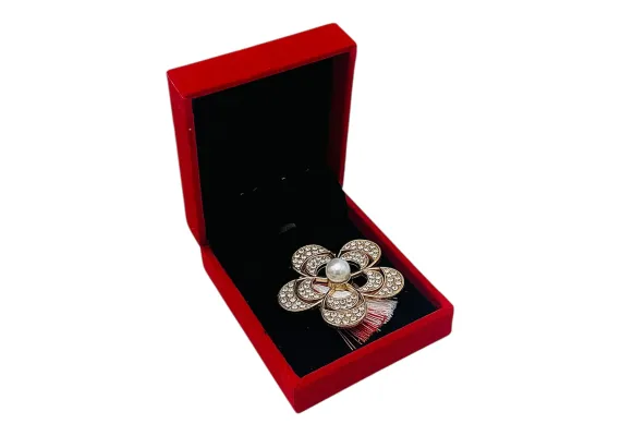 Bacanie Engros - Brosa Floare cu Perla Centrala si Strasuri, Ciucure Traditional pentru Martisor, in Cutie Catifelata Premium -  