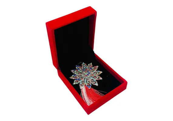 Bacanie Engros - Brosa Floare cu Strasuri Multicolore si Ciucure Traditional pentru Martisor, in Cutie Catifelata Premium -  