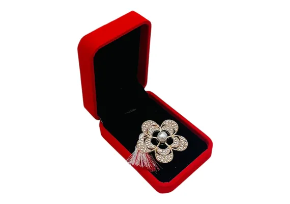 Bacanie Engros - Brosa Floare de Lux cu pietre, Perle si Ciucure pentru Martisor, in Cutie din Catifea Premium 