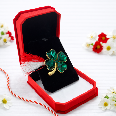 Brosa Martisor Trifoi Verde cu Snur Alb-Rosu Cutie Catifea [1]