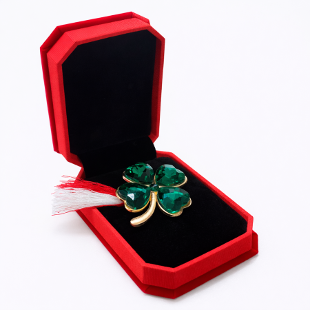 Brose ambalate elegant - Brosa Martisor Trifoi Verde cu Snur Alb-Rosu