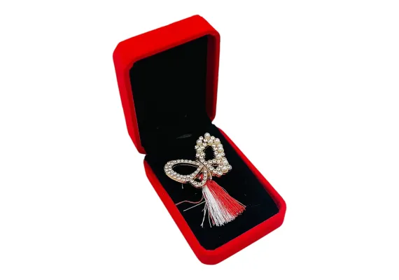 Bacanie Engros - Brosa Fluturas de Lux cu Perle si Ciucure pentru Martisor, in Cutie din Catifea Premium 