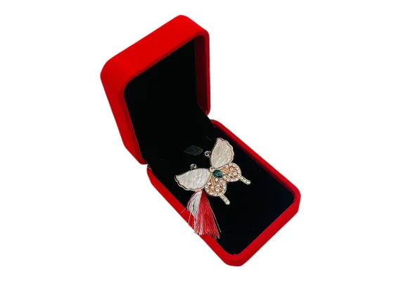 Bacanie Engros - Brosa Fluturas de Lux, sidefat cu pietre si Ciucure pentru Martisor, in Cutie din Catifea Premium 