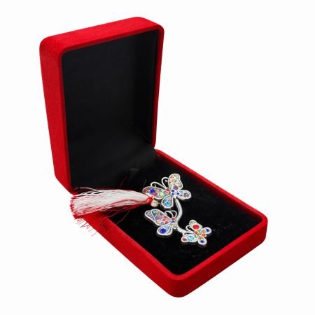 Brose ambalate elegant - Brosa fluturi cu strasuri multicolore si snur in cutie de catifea