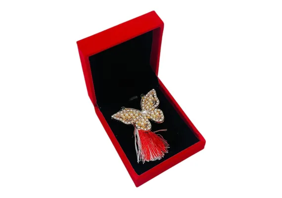 Bacanie Engros - Brosa Fluture de Lux cu Perle si Ciucure pentru Martisor, in Cutie din Catifea Premium 