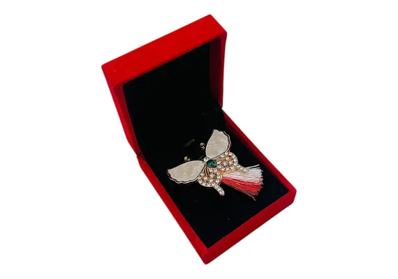 Bacanie Engros - Brosa Fluture Elegant cu Aripi Perlate si Strasuri, Ciucure Traditional pentru Martisor, in Cutie Catifelata Premium -  
