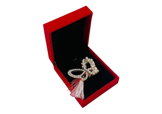Bacanie Engros - Brosa Fundita cu Perle si Strasuri, Ciucure Traditional pentru Martisor, in Cutie Catifelata Premium -  