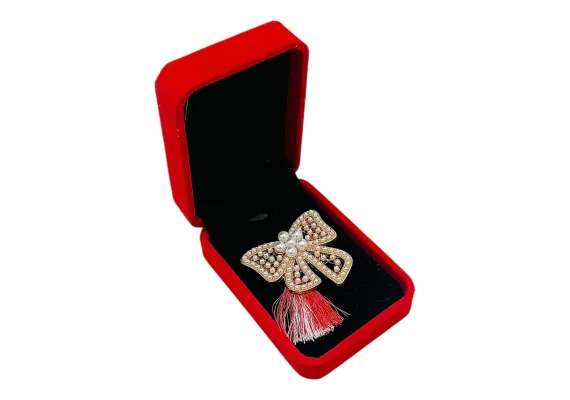 Bacanie Engros - Brosa Fundita de Lux cu Perle si Ciucure pentru Martisor, in Cutie din Catifea Premium 