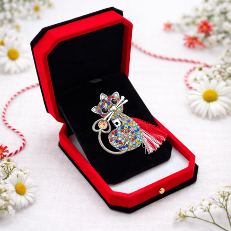 Brosa pisica martisor cu strasuri multicolore in cutie de catifea [1]