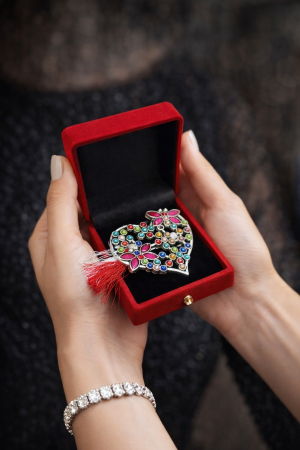 Brosa Inima Martisor cu Strasuri Multicolore si Fluturi Roz in Cutie de Catifea [1]