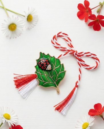 Brosa Martisor 5 cm, Buburuza pe frunza, in cutie 9x9 cm cu fereastra, cadou 1 Martie [1]