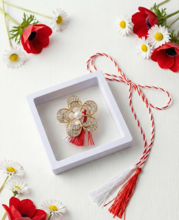 Brose ambalate elegant - Brosa Martisor 5 cm, Floare aurie cu cristale, in cutie 9x9 cm cu fereastra, cadou 1 Martie