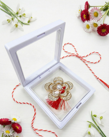 Brosa Martisor 5 cm, Floare aurie cu cristale, in cutie 9x9 cm cu fereastra, cadou 1 Martie [1]