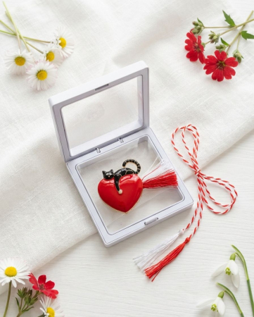 Brosa Martisor 5 cm, Inima cu pisica, in cutie 9x9 cm cu fereastra, cadou 1 Martie [1]