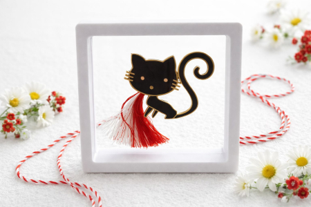 Brose ambalate elegant - Brosa Martisor 5 cm, Pisica neagra, in cutie 9x9 cm cu fereastra, cadou 1 Martie