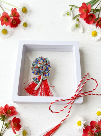 Brose ambalate elegant - Brosa Martisor 5 cm, Trandafir cu cristale, in cutie 9x9 cm cu fereastra, cadou 1 Martie