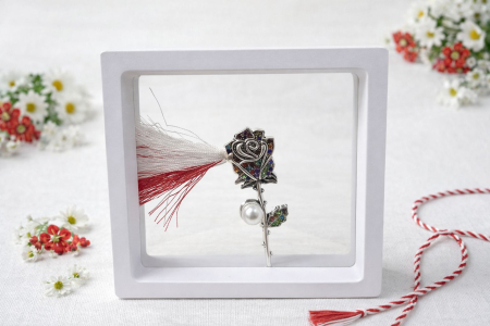 Brosa Martisor 5 cm, Trandafir cu cristale, in cutie 9x9 cm cu fereastra, cadou 1 Martie [1]