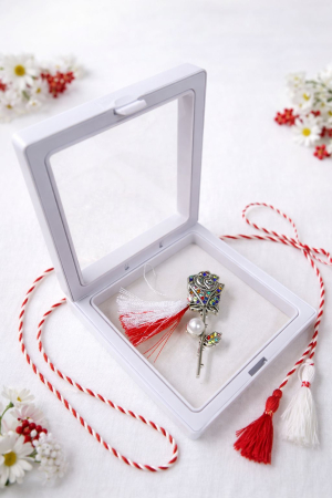Brose ambalate elegant - Brosa Martisor 5 cm, Trandafir cu cristale, in cutie 9x9 cm cu fereastra, cadou 1 Martie