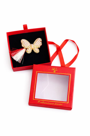Brose ambalate elegant - Brosa Martisor 5cm, Fluture pretios, in cutie gentuta 7x7 cm cu fereastra, cadou 1 Martie