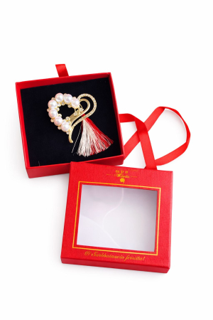 Brose ambalate elegant - Brosa Martisor 5cm, Inima cu perle, in cutie gentuta 7x7 cm cu fereastra, cadou 1 Martie
