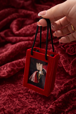 brosa-martisor-lalea-cu-perla-cutie-eleganta [2]