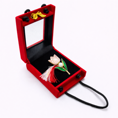 Brose ambalate elegant - brosa-martisor-lalea-cu-perla-cutie-eleganta