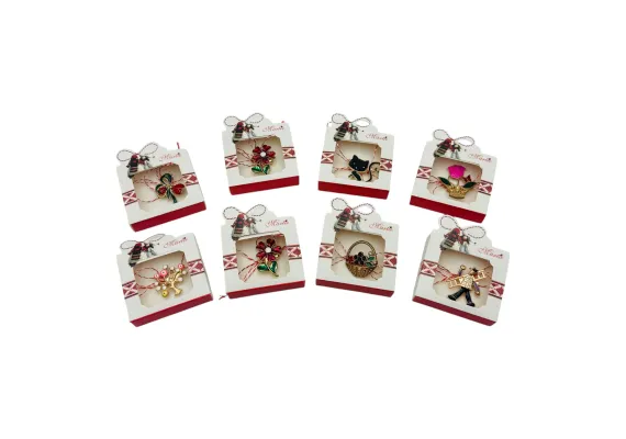 Bacanie Engros - Brosa martisor ambalata in cutiuta draguta, 6.5×7.5cm, modele combinate,  