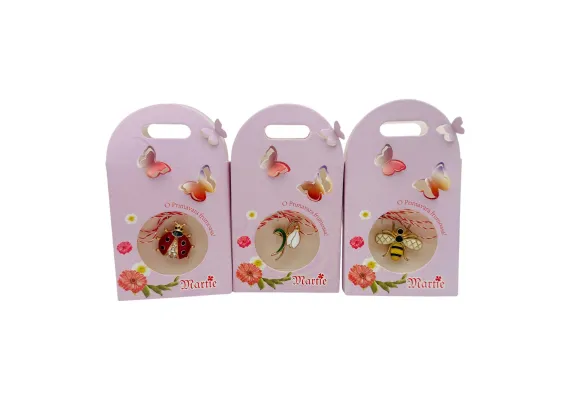 Bacanie Engros - Brosa martisor ambalata in cutiuta lila deosebita, 12.5×7.5cm, modele combinate,  