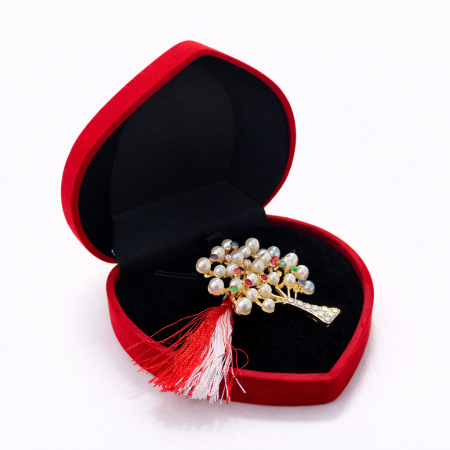Brose ambalate elegant - brosa-martisor-copacul-vietii-perle-cutie-catifea-inimioara