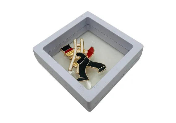 Bacanie Engros - Brosa Martisor, Cosar Norocos in cutie cu expunere 3D (alb/negru), 8.5×8.5×2cm 