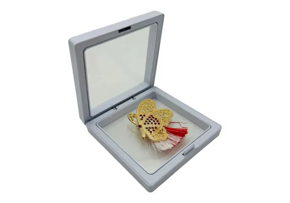 Bacanie Engros - Brosa Martisor, Fluture Dragut in cutie cu expunere 3D (alb/negru), 8.5×8.5×2cm 