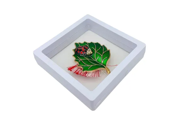 Bacanie Engros - Brosa Martisor, Frunza cu buburuza in cutie cu expunere 3D (alb/negru), 8.5×8.5×2cm 