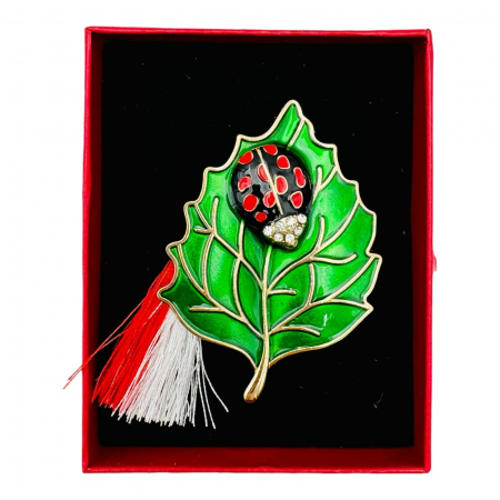 Brosa Martisor Gargarita pe Frunza, marime mare, ambalata in cutie rosie, 8.5×6.5×2.5cm,   [2]