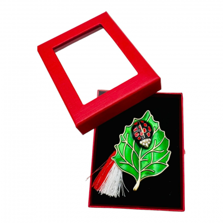 Brosa Martisor Gargarita pe Frunza, marime mare, ambalata in cutie rosie, 8.5×6.5×2.5cm,   [3]