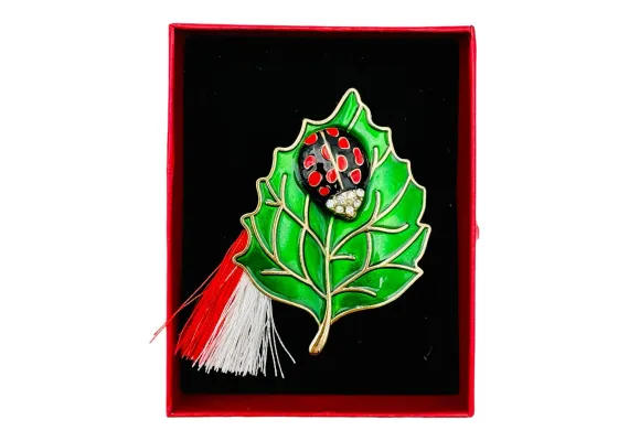 Bacanie Engros - Brosa Martisor Gargarita pe Frunza, marime mare, ambalata in cutie rosie, 8.5×6.5×2.5cm,  