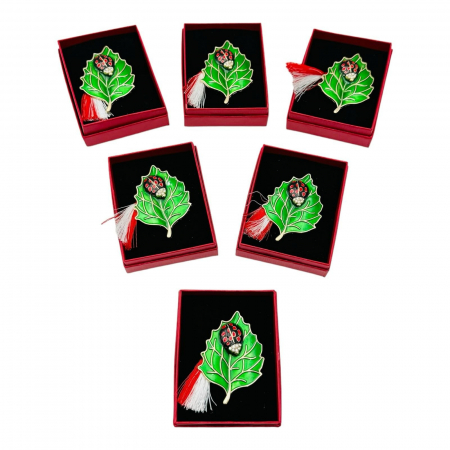 Brosa Martisor Gargarita pe Frunza, marime mare, ambalata in cutie rosie, 8.5×6.5×2.5cm,   [4]