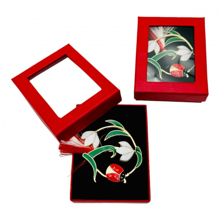 Brosa Martisor Ghiocel Norocos, marime mare, ambalata in cutie rosie, 8.5×6.5×2.5cm,   [5]
