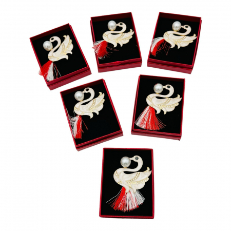 Brosa Martisor Lebada Stilizata, marime mare, ambalata in cutie rosie, 8.5×6.5×2.5cm,   [4]